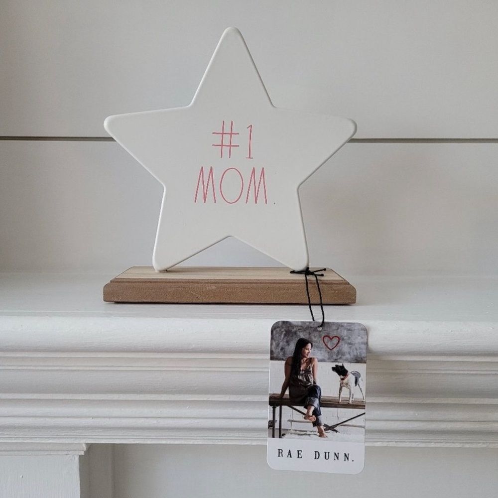 ‎NWT Rae Dunn #1 MOM Star Stand